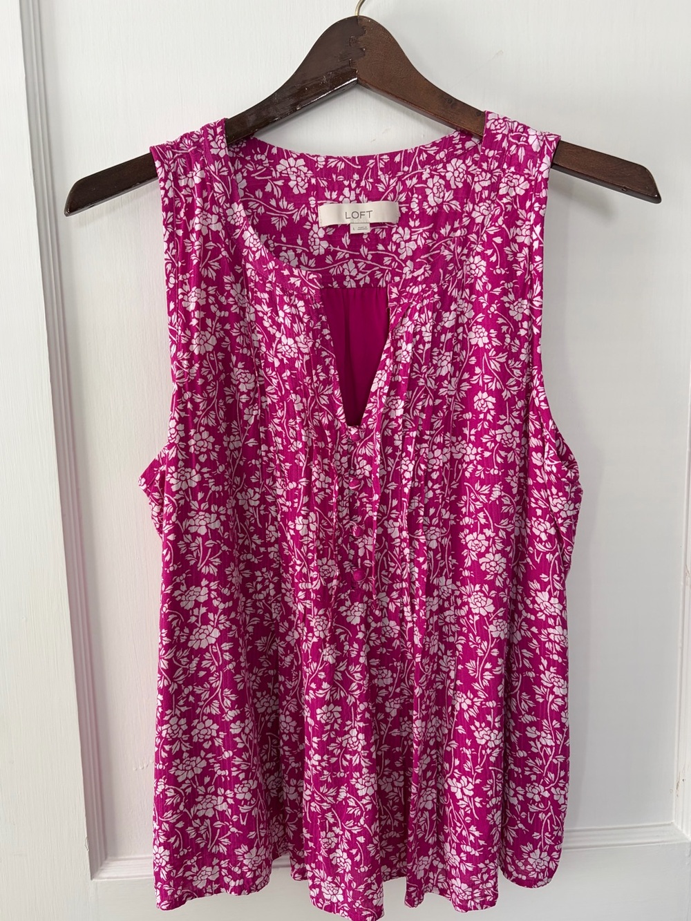 LOFT Fuchsia Floral Sleeveless Pleated Camisole. Fuchsia/white. Large